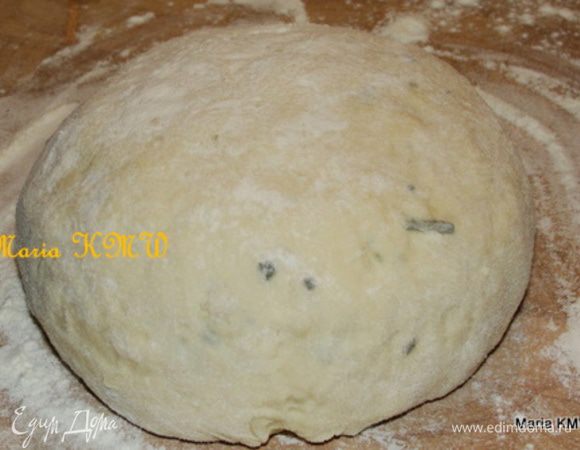 Просеять муку, соединить с сыром и 70 мл теплой воды. Тщательно вымешать и добавить разведенные дрожжи. Замесить тесто. Дать тесту 30 минут постоять в теплом месте.