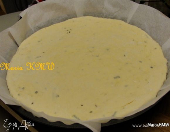 После вымесить тесто, раскатать и придать форму лепешки. Уложить в форму(30см), застеленную бумагой для выпечки.