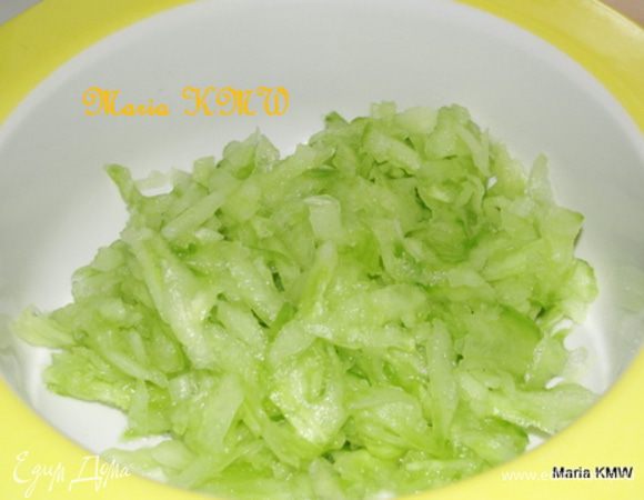 Развести дрожжи в 50 мл теплой воды. Дать 5 минут постоять.
Почистить огурец от кожуры, натереть на среднего размера терке.