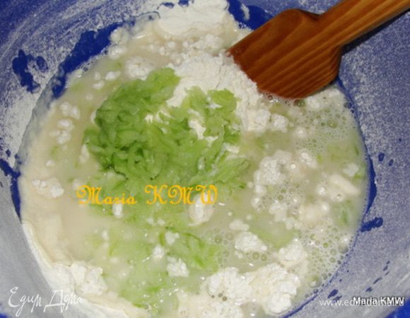 Просеять муку. Натертый огурец отжать от воды, соль, муку и 100-120 мл теплой воды соединить и тщательно вымешать. Если тесто покажется жидковатым, то добавить еще муки. Добавить дрожжи и еще раз тщательно вымешать тесто. Дать ему настояться в тепле 1 час.