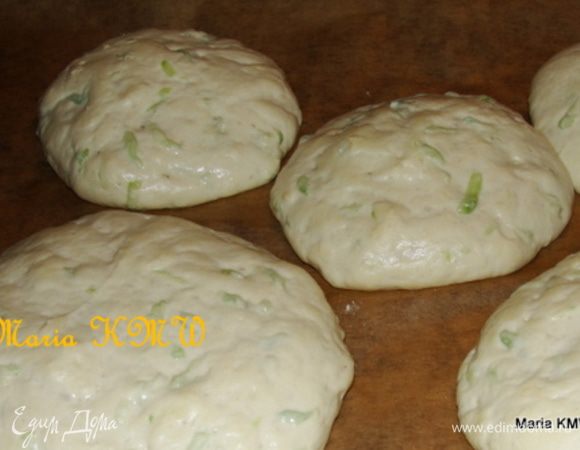 После вымесить, разделить на 5 частей и сформировать булочки. Дать булочкам подойти в течении 1 часа, в теплом месте.