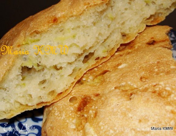Смазать верх булочек оливковым маслом. Выпекать 20 минут в разогретой духовке при 250 градусах.
Приятного аппетита!