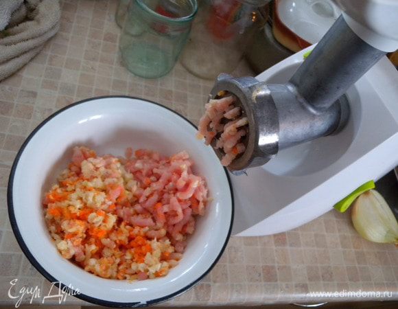 Мясо перемолоть через мясорубку. Туда же отправить очищенные овощи. 