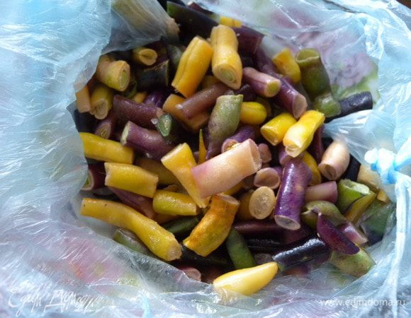 Спаржевую фасоль я морожу в сезон (кусочками), а потом только использую. Фасоль предварительно разморозить.  