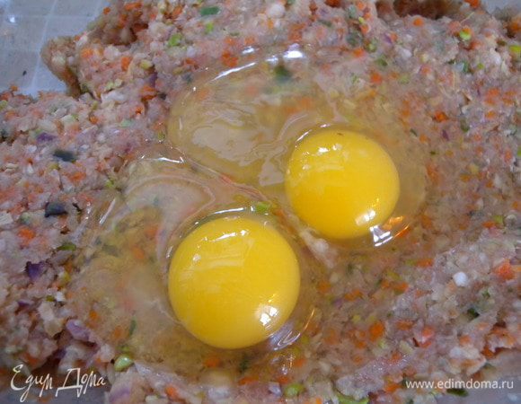 Добавить яйца. 