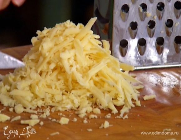 Сыр натереть на крупной терке.