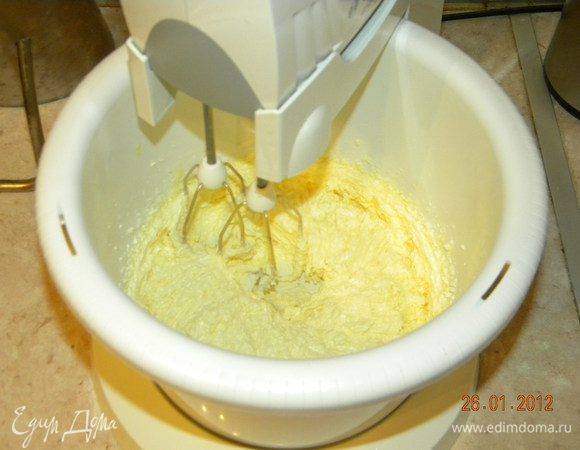 Размягчить маргарин в микроволновке, либо достать его заранее и дать постоять. Взбить миксером с сахаром и ванильным сахаром. Добавить по одному яйца.