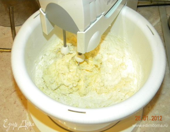 Муку просеять с разрыхлителем. Всыпать в тесто, перемешать до однородности.