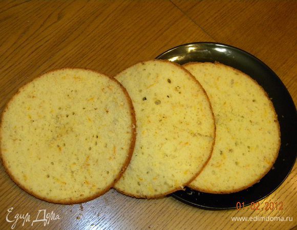 Разрезаем наш бисквит на три части.