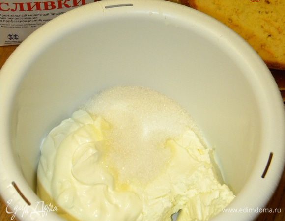 Творог, сметану и сахар взбить в миксере до увеличения в объеме.