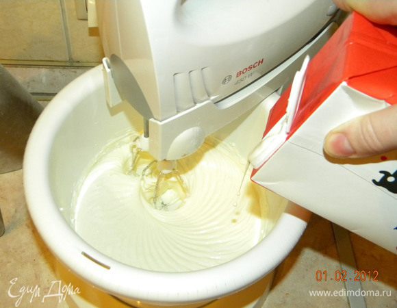 Добавляем в наш крем сливки и взбиваем еще минуты 3.