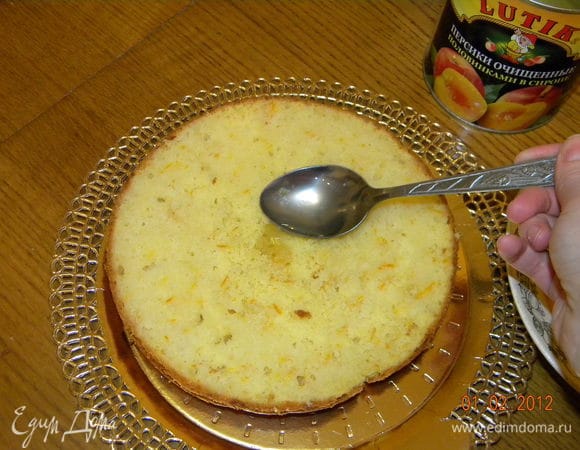 Первый корж пропитываем (у меня в этот раз пропитка - сироп от персиков)