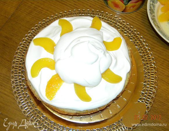 Крем зрительно (или на весах) делим пополам и половину первой половины))) выкладываем на пропитанный бисквит. На крем кладем персики и закрываем второй частью крема.