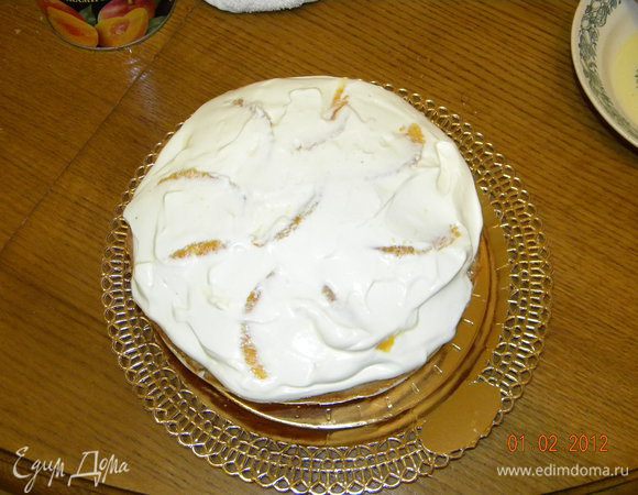 Накрываем вторым бисквитом. Пропитываем его и повторяем процедуру уже с апельсинами.