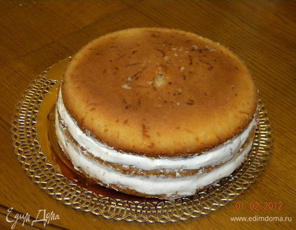 Накрываем третьим бисквитом. Пропитываем и оставляем в холоде на несколько часов (я на ночь).