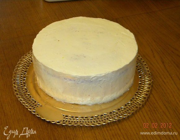 Обмазываем кремом для выравнивания и ставим на холод минут на 30.