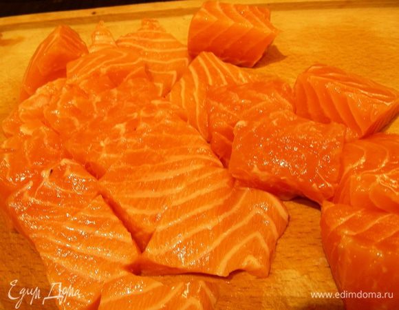 Рыбу режем крупными кусками.
