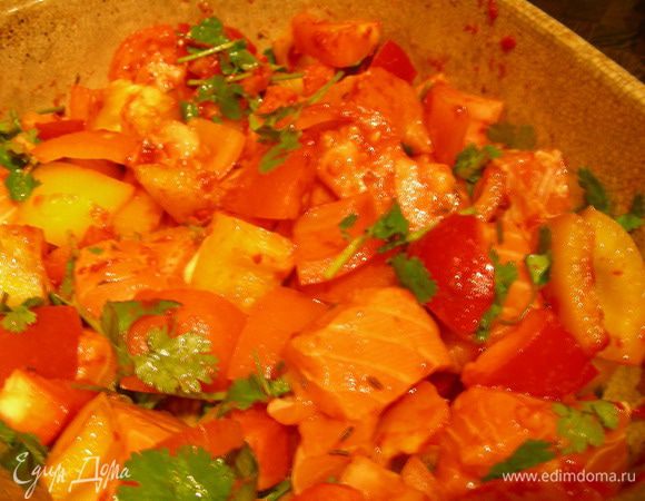 Все выкладываем в форму для запекания (лучше с толстыми стенками) или в кастрюлю или сковородку, если будете тушить на плите, добавляем специи. Наверное, можно выкладывать слоями, я же все перемешала. Закрываем крышкой или фольгой.
