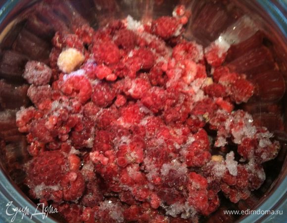 Малину выложить в кастрюльку...