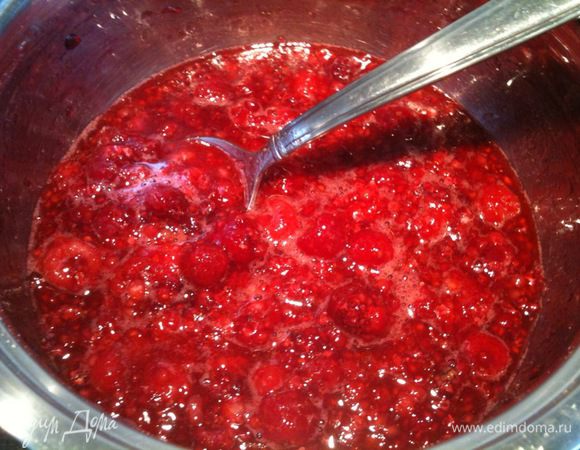 Перемешать, довести до кипения. Уменьшить огонь и периодически помешивая варить 5 мин...