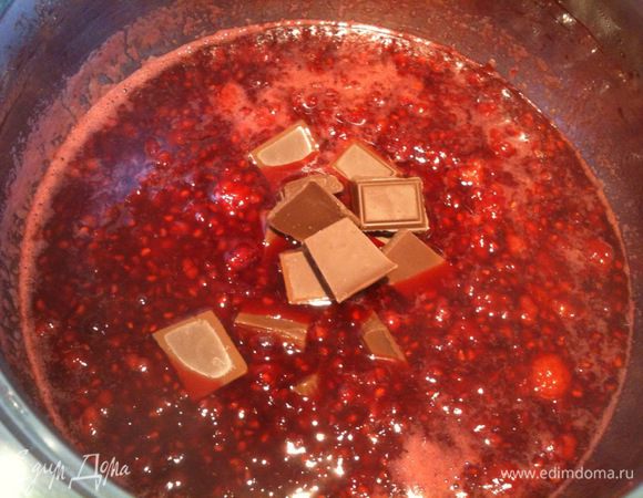 Шоколад разломать (можно использовать любой черный, молочный или белый) и добавить к малине...