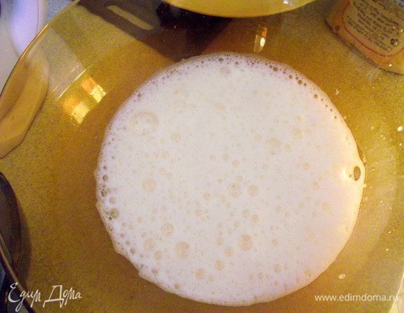 Отдельно яйца взбить с сахаром до пышной пенки. 