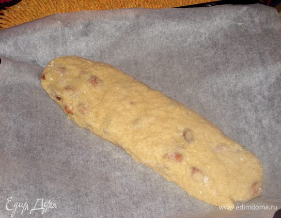 Сформировать колбаску, поместить на противень, застеленный пергаментом или смазанный сливочным маслом. Поставить в разогретую духовку и выпекать 30 минут при 180-200 градусах.