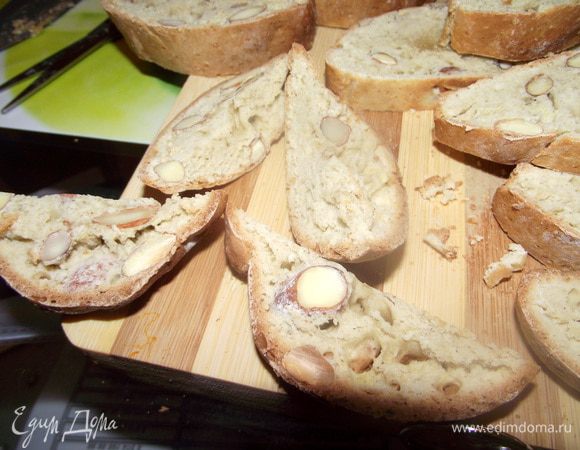 Порезать и остудить. Укладываем печенюшки на тот же противень, можно на ту же бумагу. И выпекать при 140-150 градусах 15 минут, но не более, чтоб не пересохли и не превратились в камень. Дать им остыть при комнатной температуре, не снимая с противня.