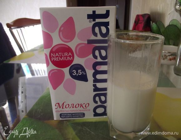 Смешать яичную массу и сухую. Если требуется добавить молока, всё будет зависеть от того как вы взобьёте яйцо.