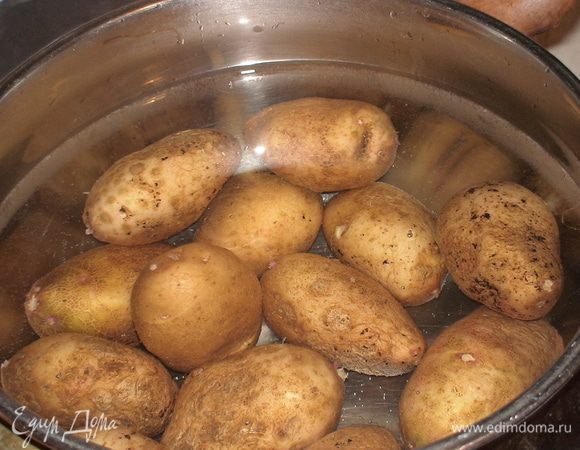Отвариваем картофель в мундире.