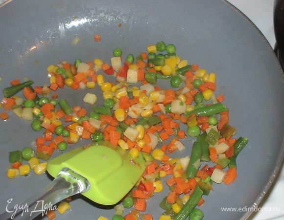 Горсть замороженных овощей обжариваем на сливочном масле.