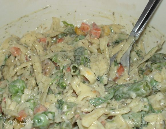 Приступаем к начинке=) Сыр трем на крупной терке, нарезаем зелень петрушки, добавляем чесночный соус, наши овощи, приправы и тщательно перемешиваем.