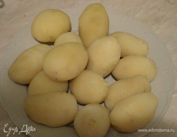 Картофель необходимо остудить и отчистить.