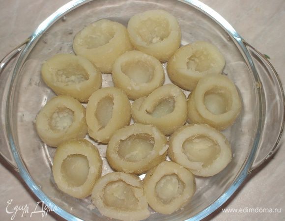 Теперь аккуратно срезаем верхушки у картофеля и делаем что-то вроде горшочков=)