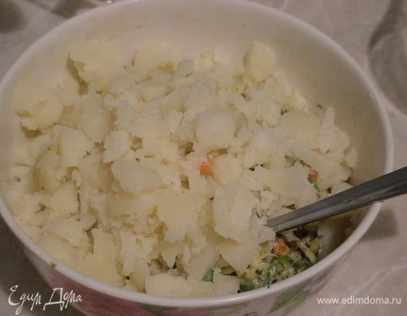 "лишнюю" часть картофеля нарезаем и добавляем к начинке и аккуратно перемешиваем.