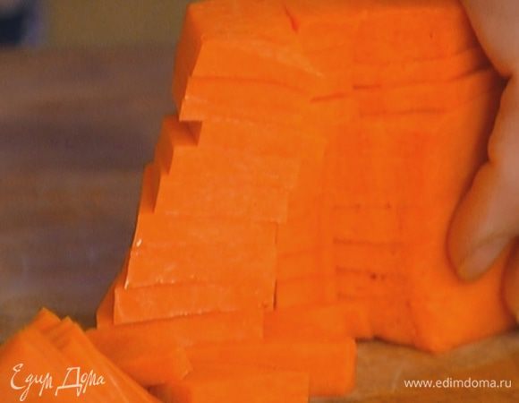 Тыкву почистить и нарезать небольшими кусочками.