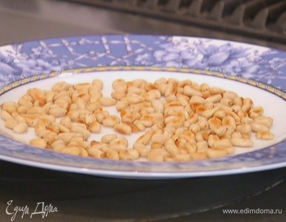 Разогреть сковороду и подсушить кедровые орехи.