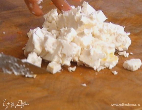 Фету нарезать небольшими кусочками.