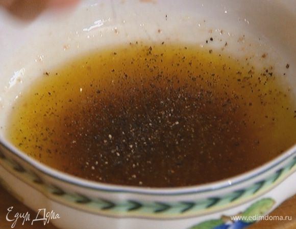 Приготовить заправку: соединить лимонный сок, 3 ст. ложки оливкового масла, бальзамический уксус, посолить, поперчить и перемешать.