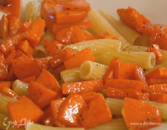 Выложить в глубокое блюдо макароны и тыкву вместе с маслом, в котором она готовилась, полить 2/3 заправки.