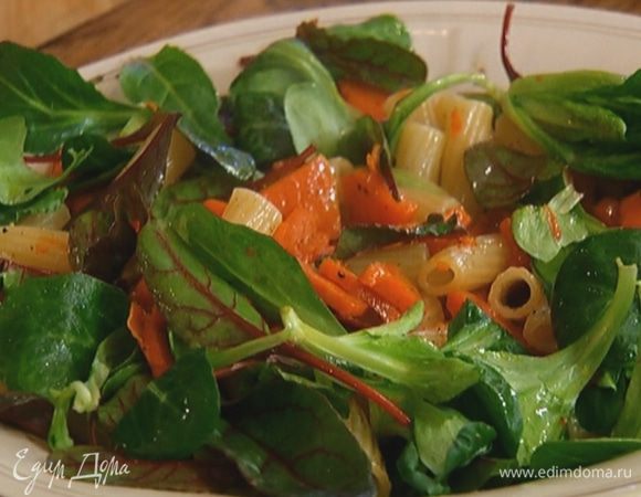 Добавить салатный микс и перемешать.