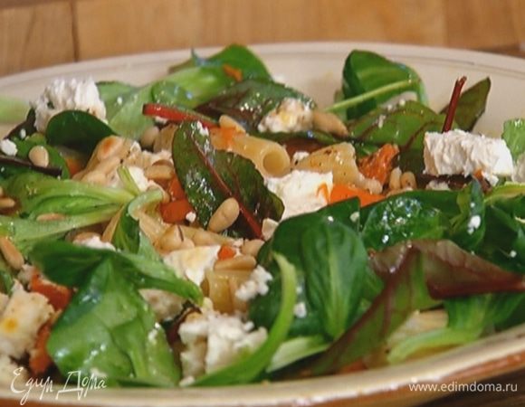 Разложить сверху кусочки феты, полить оставшейся заправкой, а затем присыпать все кедровыми орехами.