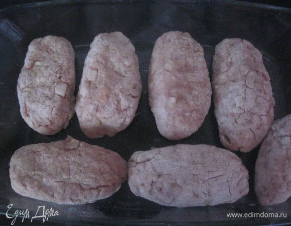 формуем биточки. Форму для запекание смазываем маслом, выкладываем биточки, вливаем стакан (200грамм) воды и сбрызгиваем биточки
В разогретую духовку до 180 градусов на 1 час.   