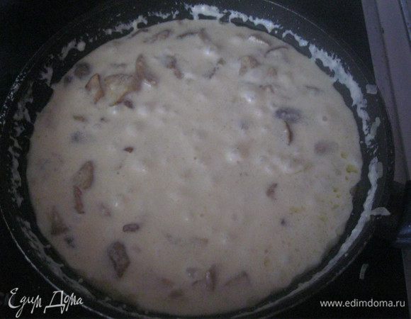 Готовим соус "Бешамель с грибами". В кастрюлю налить молоко и подогреть (кипятить не нужно).На сковороде растопить сливочное масло (огонь сделать средним или немного меньше среднего),добавить муку и хорошо размешать деревянной лопаточкой, аккуратно, небольшими порциями вливать молоко, интенсивно размешивая соус, чтобы не образовались комки,Соус довести до кипения, помешивая и кипятить 1-2 минуты, соус должен загустеть. Посолить и поперчить.
Выключить огонь и положить в соус кусочки сливочного масла, чтобы предотвратить образование пленочки на поверхности соуса. Жарим грибы до золотистого цвета затем добавляем лук и чеснок солим перчим смешиваем с соусом добавляем еще немного молока и прогреть 1-2 мин.