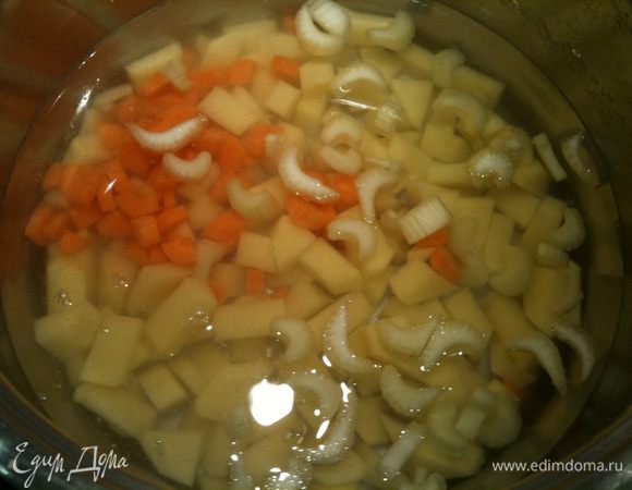 Картофель, морковь и сельдерей порезать небольшими кубиками, залить водой и варить до полуготовности...