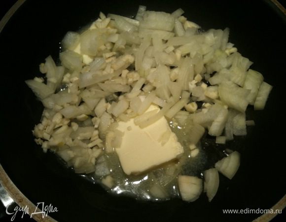 Лук и чеснок порезать мелкими кубиками. Сливочное масло разогреть на сковородке, добавить лук и чеснок...