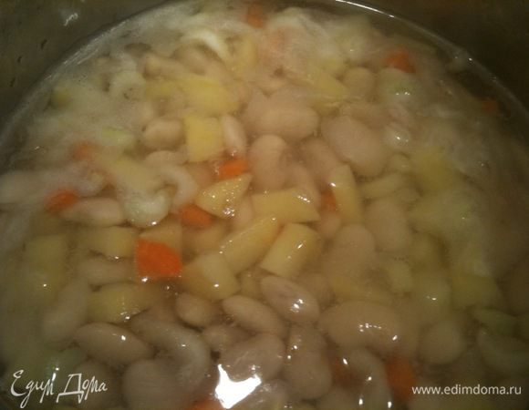 Готовую фасоль добавить к овощам и продолжать варить до готовности овощей...
