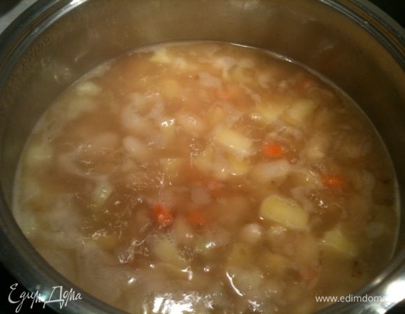 Добавить к овощам и фасоли обжареные лук и чеснок и проварить еще минут 5-10...