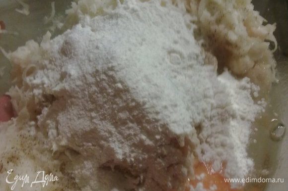 Картофель очистить, натереть на мелкой терке, добавить яйцо, муку, соль и перец. Перемешать, излинюю жидкость слить.