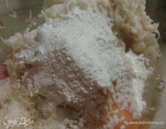 Картофель очистить, натереть на мелкой терке, добавить яйцо, муку, соль и перец. Перемешать, излинюю жидкость слить.